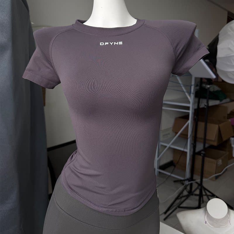 DFYNE Seamless Fitted Active Tee Truffle Color